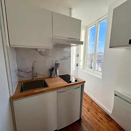 Style Avec Balcon Vue Gare Netflix 아라스